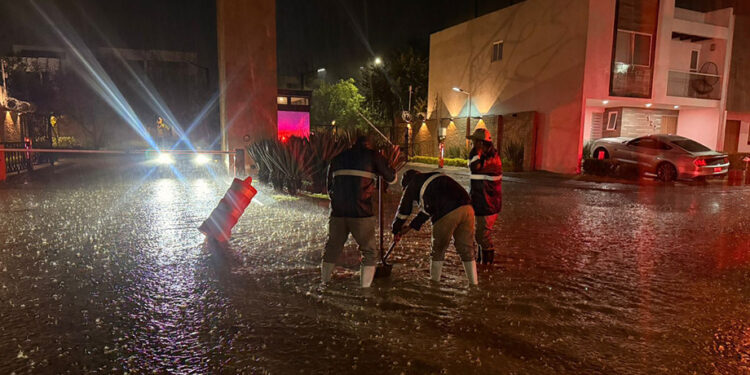 Atienden inundaciones tras lluvias en Ocoyucan
