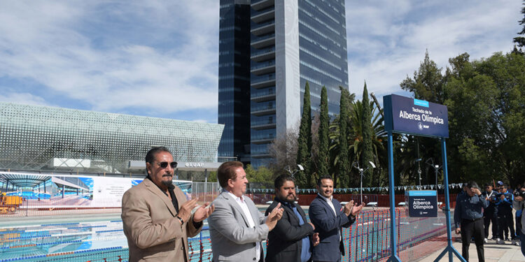 Colocan primera piedra del techado de la alberca olímpica en el Centro Acuático Universitario BUAP