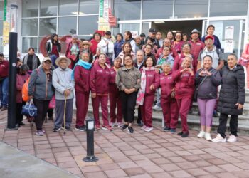 Tere Alfaro acompaña a más de 600 adultos mayores al parque acuático