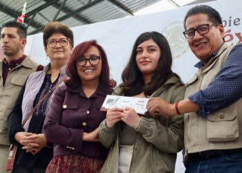 Jóvenes tlaxcaltecas reciben tarjetas para construir su futuro