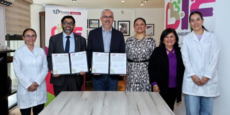 Firma DIF Puebla Capital convenio de colaboración interinstitucional con la UDLAP