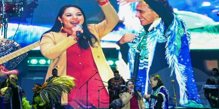 Con Tonantzin Fernández, Los Askis hacen vibrar la Gran Feria de Cholula