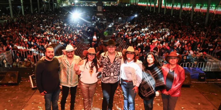 Una noche para recordar: Tonantzin Fernández y El Yaki hacen vibrar la Feria Milenaria de Cholula