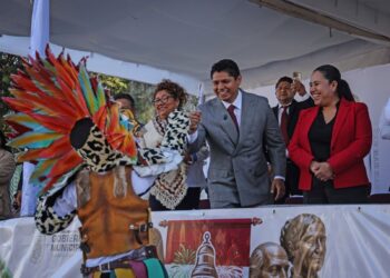 Omar Muñoz preside desfile conmemorativo del 16 de septiembre