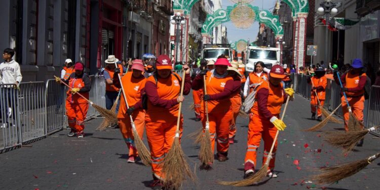 Reconoce Pepe Chedraui trabajo de personal de limpia tras fiestas patrias