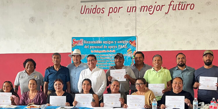 En Chietla, el diputado Pável Gaspar reconoce la labor del Personal de Apoyo y Asistencia a la Educación