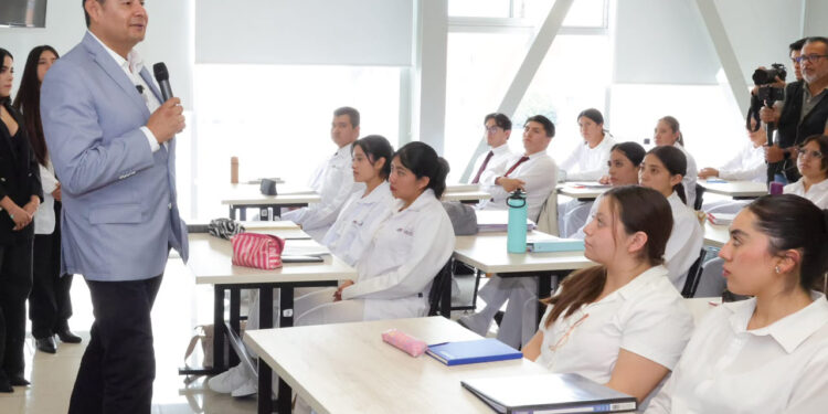 Nuevos espacios educativos para que jóvenes poblanos cumplan sus sueños: Armenta Mier