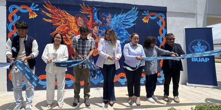 Plasman estudiantes BUAP su talento y creatividad en mural de la preparatoria de Tepeaca