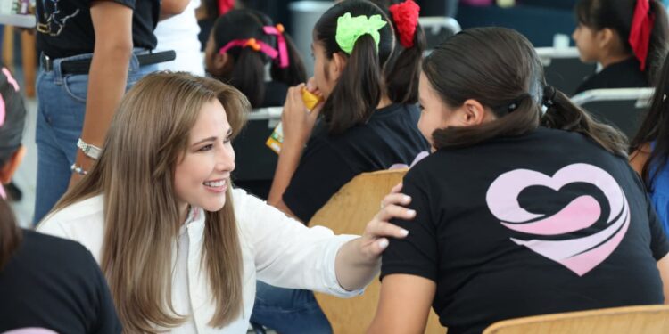 Festeja Ceci Arellano fiestas patrias en casas de asistencia del SEDIF