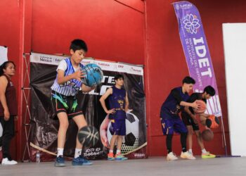 Más de 240 personas participan en clase nacional de baloncesto en Calpulalpan