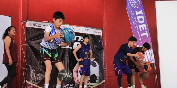 Más de 240 personas participan en clase nacional de baloncesto en Calpulalpan