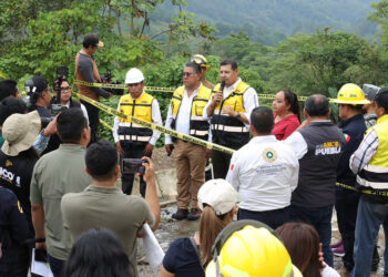 Gobierno Estatal encabeza atención inmediata para recuperar caminos y proteger familias serranas