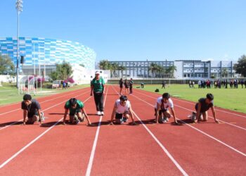 Estudiantes de la UDEP suben al podio en atletismo
