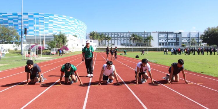 Estudiantes de la UDEP suben al podio en atletismo
