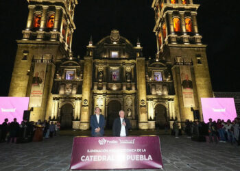 Inauguran Pepe Chedraui y Arquidiócesis de Puebla nueva iluminación de la Catedral