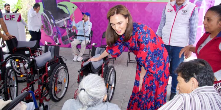 Entrega MariElise Budib aparatos funcionales a personas con discapacidad