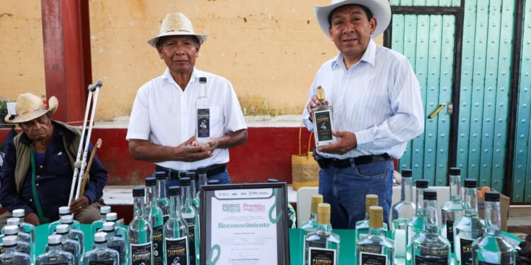 Gobierno Estatal impulsa mezcal, artesanías y riqueza comunitaria en Caltepec