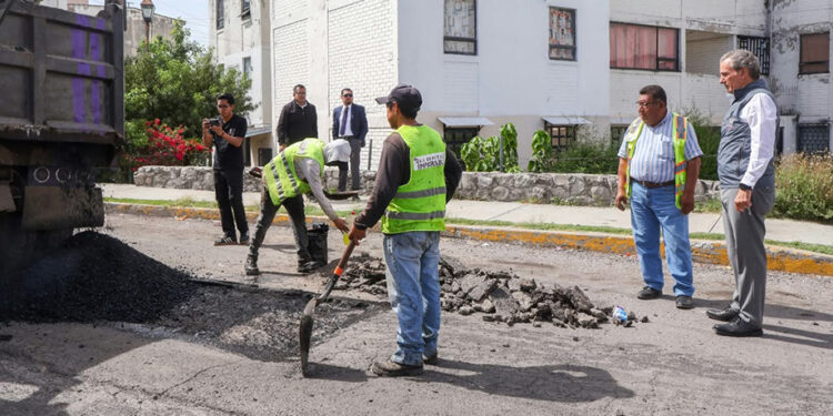 Supervisa Pepe Chedraui labores de bacheo en colonia La Noria