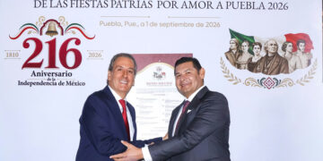 Colocan Alejandro Armenta y Pepe Chedraui Bando Solemne de las Fiestas Patrias 2026 en el Palacio Municipal