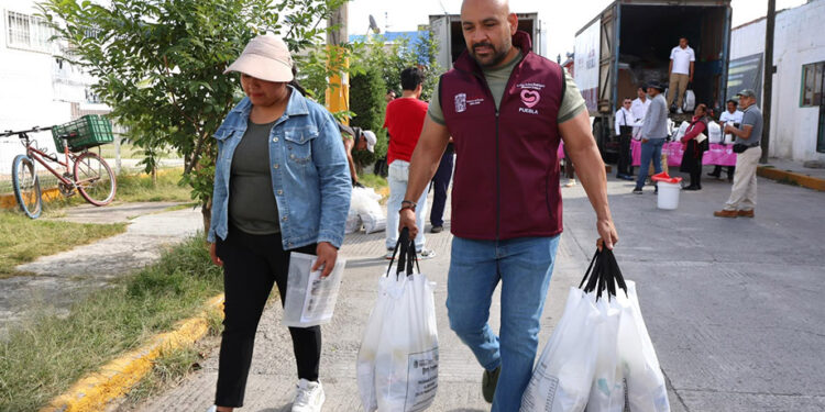SEDIF entrega canastas alimentarias a familias vulnerables de la capital poblana
