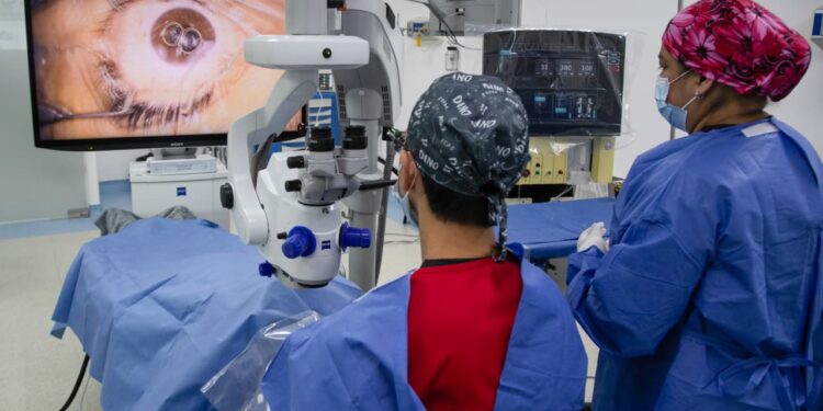 DIF Puebla Capital transforma la vida de una menor tras cirugía de cataratas derivadas de la diabetes