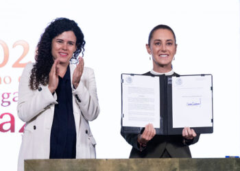 Claudia Sheinbaum firma decreto de entornos digitales seguros para niñas, niños y adolescentes