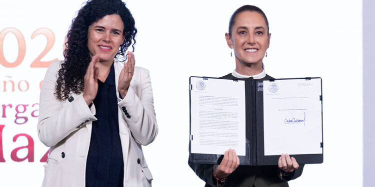 Claudia Sheinbaum firma decreto de entornos digitales seguros para niñas, niños y adolescentes
