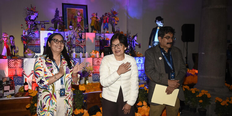 BUAP rinde homenaje a artistas universitarios con ofrenda de Día de Muertos