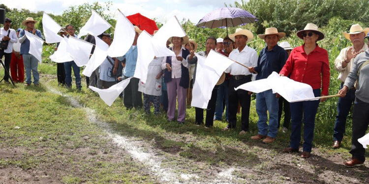 Avanza obra sanitaria en Ahuatempan con la tercera etapa del drenaje colector