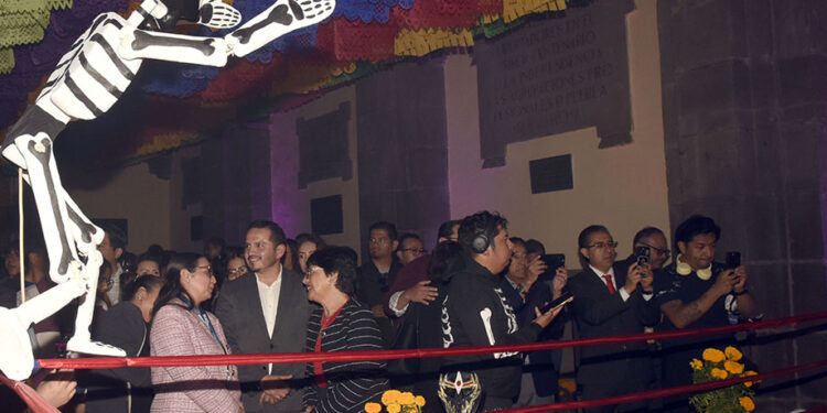 Rinde BUAP homenaje a la lucha libre con la ofrenda “Entre máscaras y leyendas”
