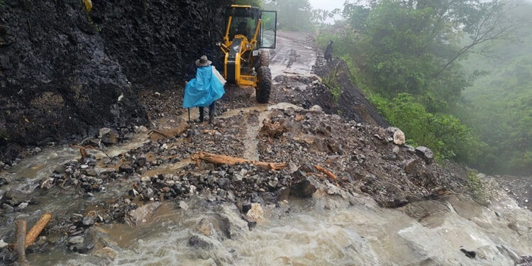 Gobierno del Estado atiende y libera oportunamente tramos carreteros afectados por las lluvias