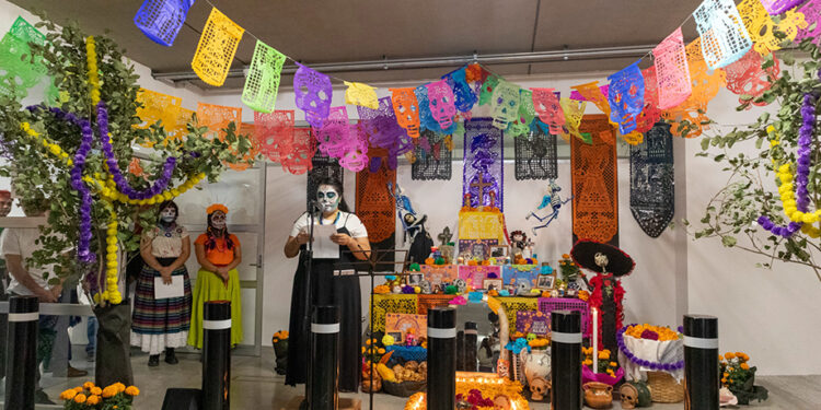 Inaugura UNICREA ofrenda de Día de Muertos con estudiantes y Ricardo Arnaiz