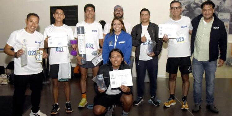 Trabajadores de la BUAP participan en la Carrera Vertical 2026