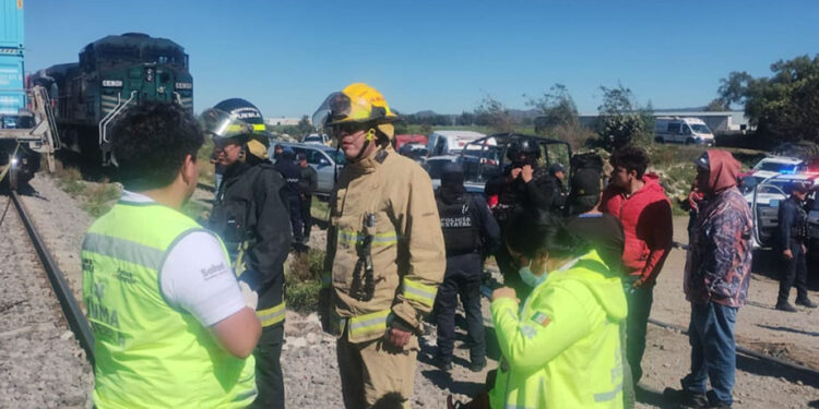 Atiende Salud estatal a lesionados por accidente entre tren y camioneta en Esperanza