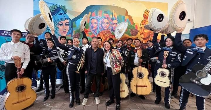 Estudiantes de la BUAP crean mural para fortalecer su identidad universitaria
