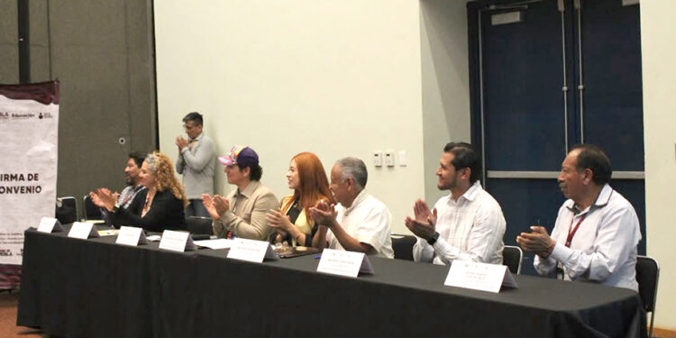 Convenciones y Parques e IEEA impulsan estudios de 157 personas para reducir rezago educativo