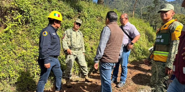 Órdenes de Gobierno y Fuerzas Armadas atienden deslizamiento de tierra en Pahuatlán