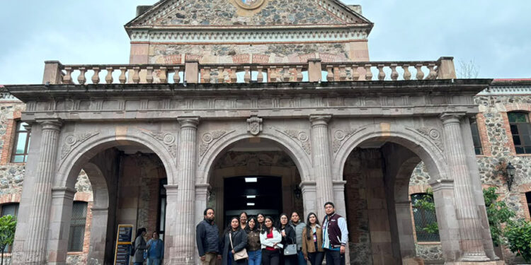 Destacan estudiantes del IEDEP en simposio internacional sobre inteligencia artificial educativa