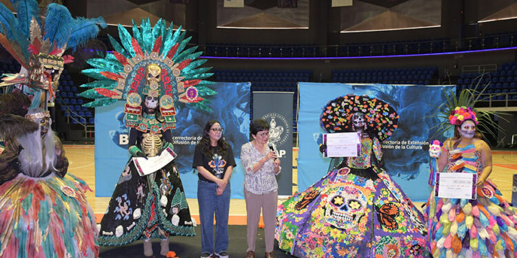 BUAP llena de catrinas y tradición Ciudad Universitaria con su primer desfile de Día de Muertos