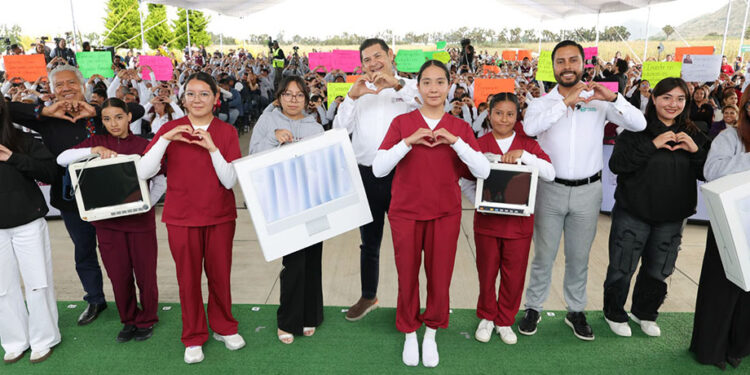 Promueve gobierno estatal educación, tecnología y energía limpia en Oriental