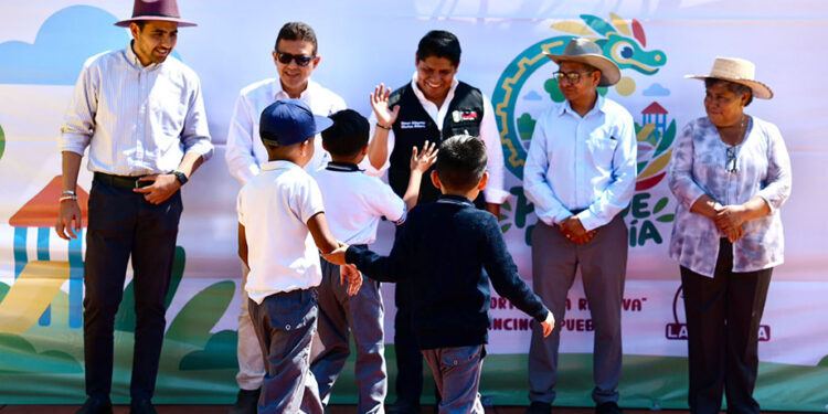 Omar Muñoz entrega parque rehabilitado en La Reserva