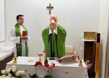 Papa León XIV evoluciona y oficia misa en el hospital Gemelli de Roma