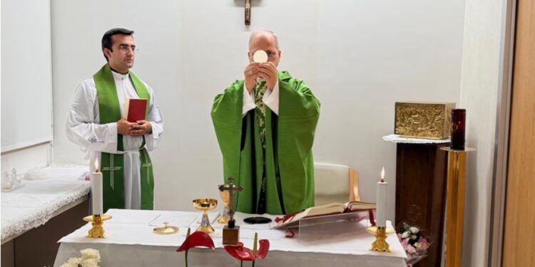Papa León XIV evoluciona y oficia misa en el hospital Gemelli de Roma