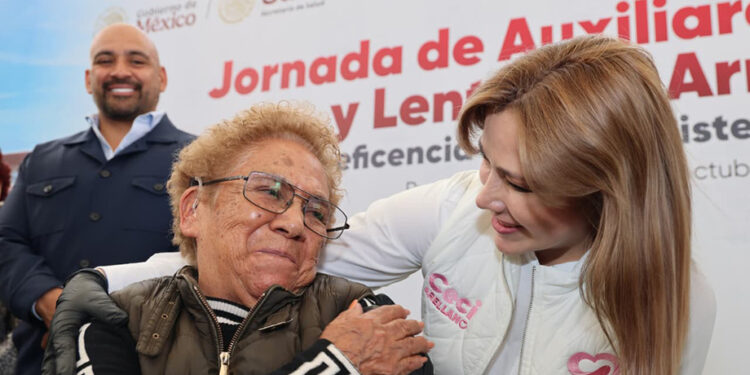 Beneficencia Pública y Ceci Arellano acercan apoyos auditivos y visuales a familias poblanas