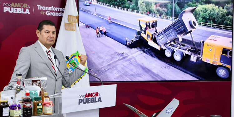 Con 13 trenes de pavimento gobierno estatal transforma 558 kilómetros de vialidades