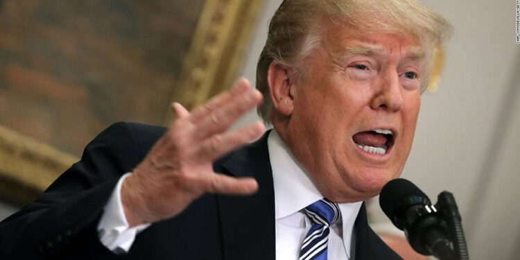 Trump “revienta” e insulta a reporteras por preguntas “incómodas”
